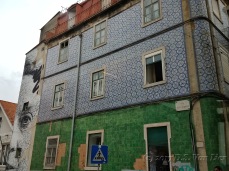 I found this modern mural to be an interesting contrast to the traditional tiles